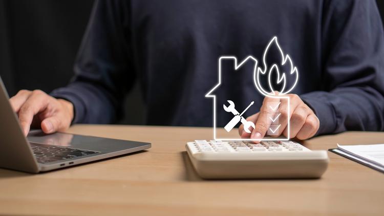 火災保険をイメージしたイラストと電卓