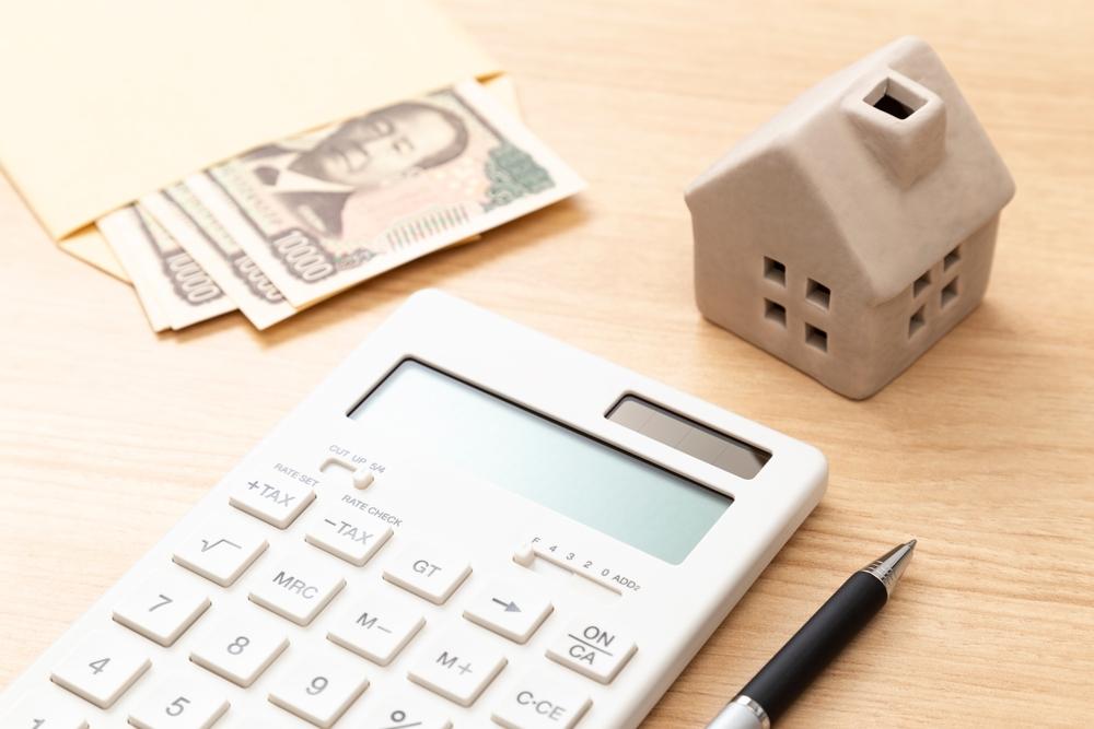 お金と電卓に家のイラスト