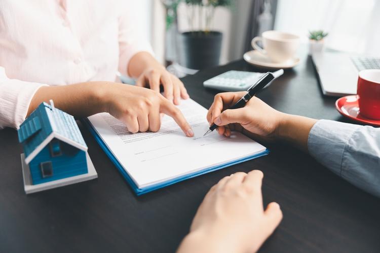 書類にサインしている