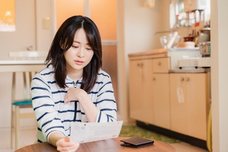 女性が明細を見ている場面