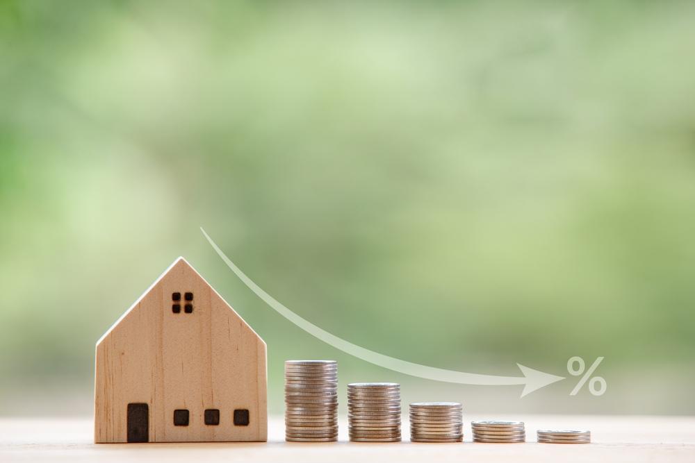 家の模型と小銭がならんでる