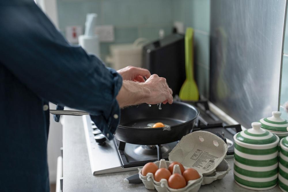 キッチンで目玉焼きを料理している