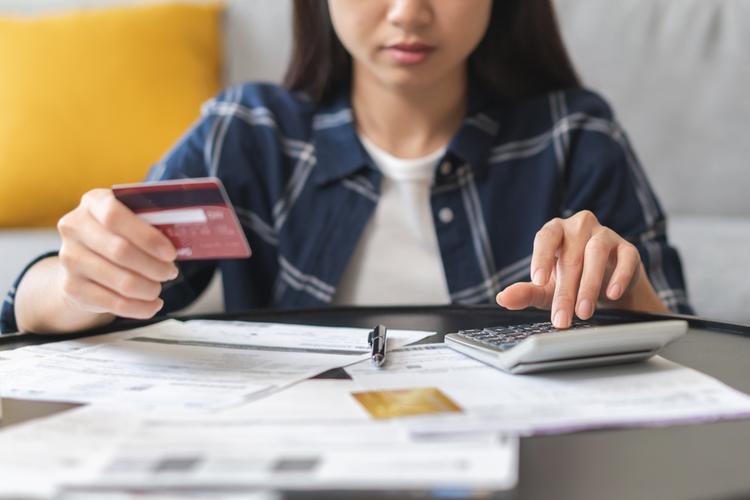 電卓を使って費用計算している女性