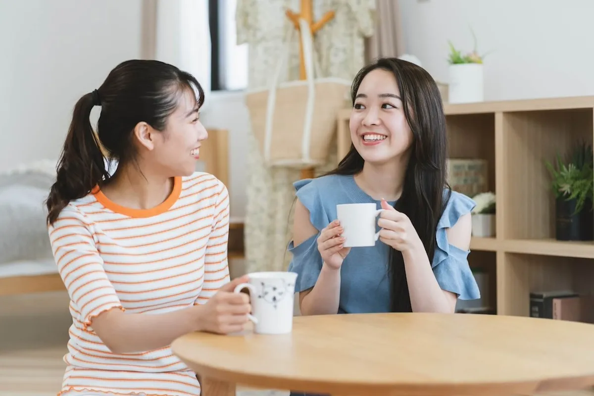 若い２人の女性が居室でくつろぐ写真