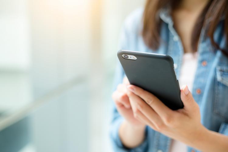 女性がスマホを触っている