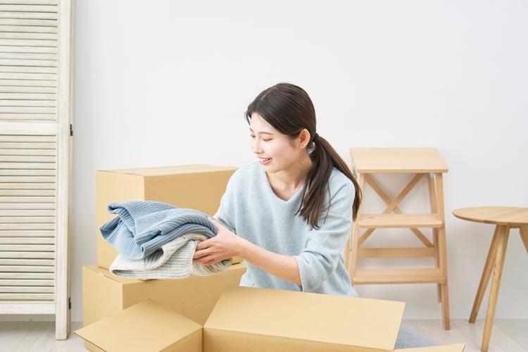 女性が引っ越しで段ボールから荷物を出している
