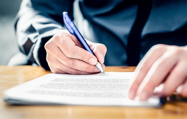 書類にサインしているところ