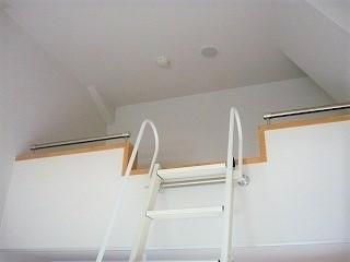 ロフトへ繋がるはしご画像
