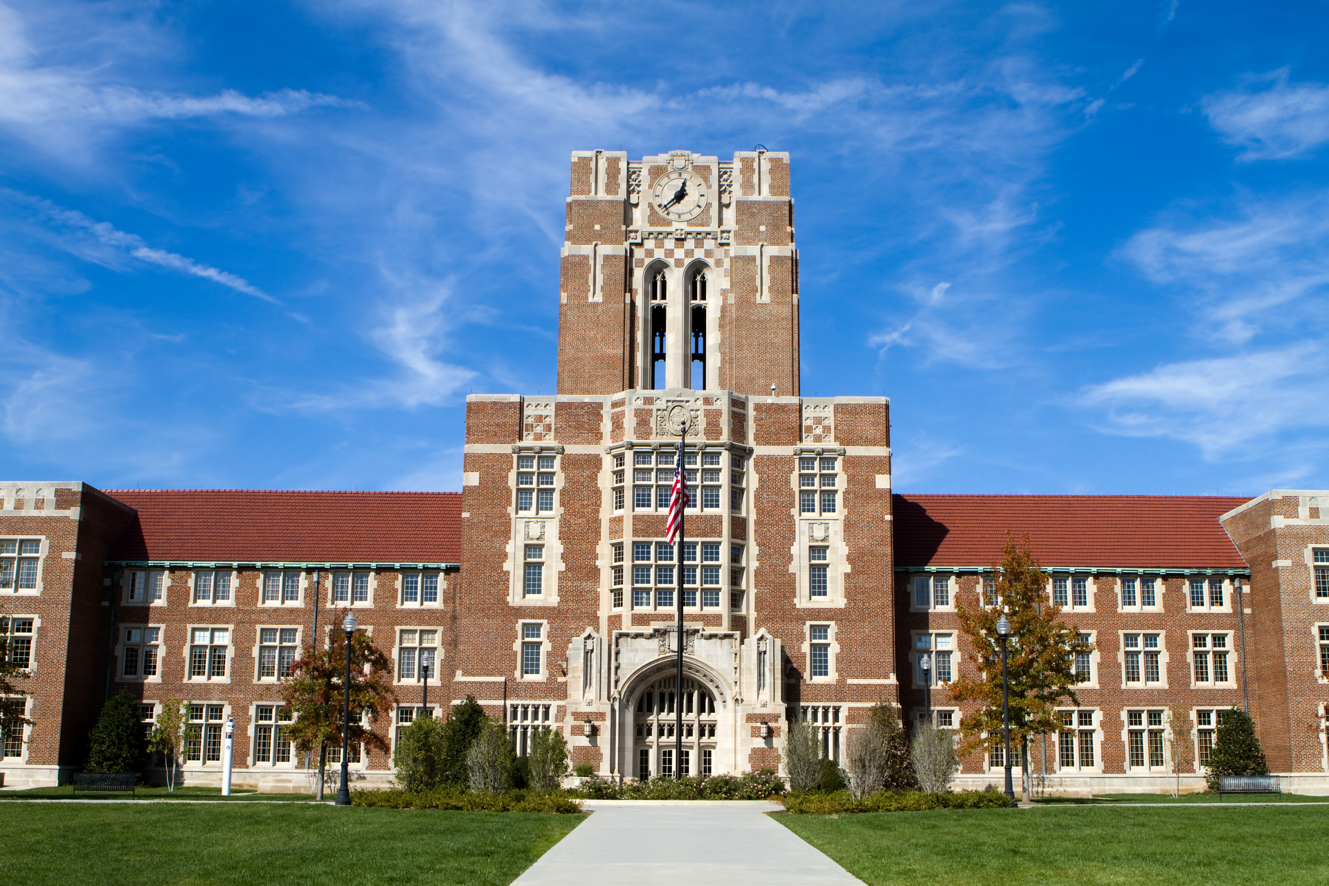 大学の建物と青空