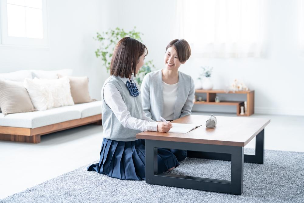 母親とリビングで相談している女生徒