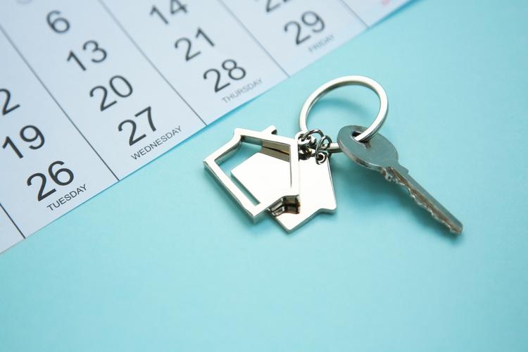 カレンダーと部屋のキーホルダーが付いた鍵