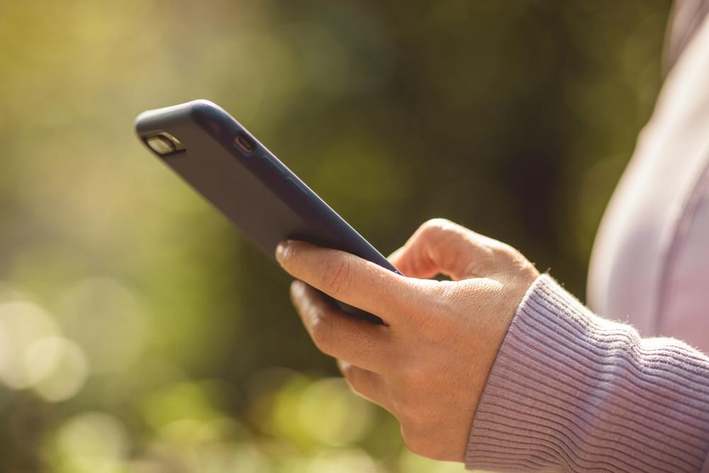 スマホを見ている女性