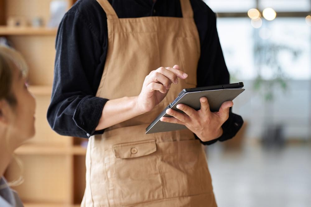 店員さんが注文を受けている画像