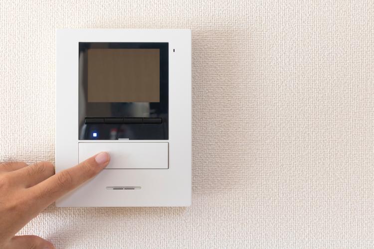 モニター付きインターフォンをおしている様子