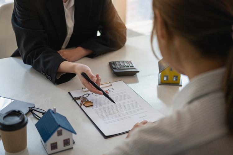 契約手続きの説明を受けている女性