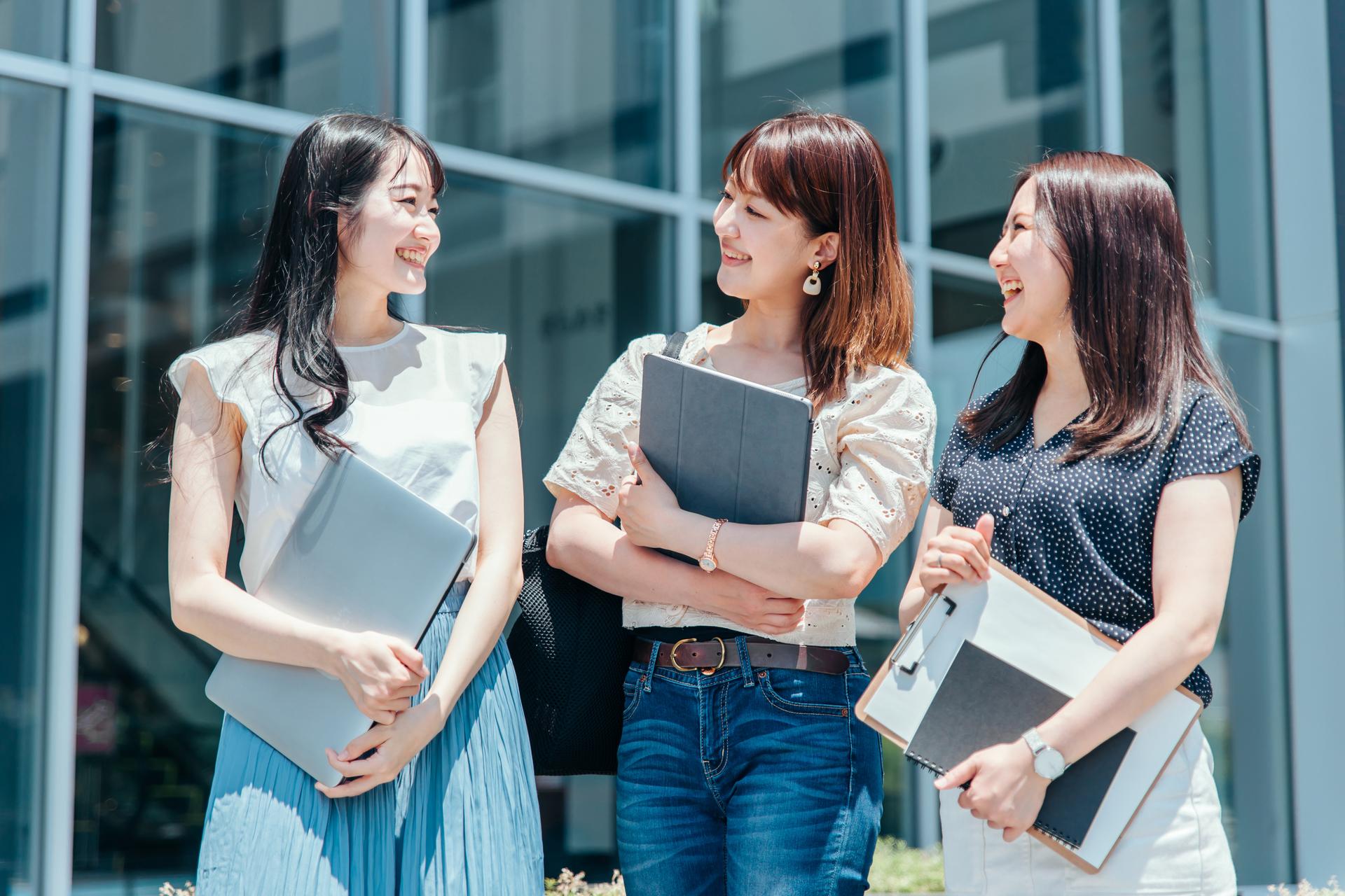 友達と話す女子学生