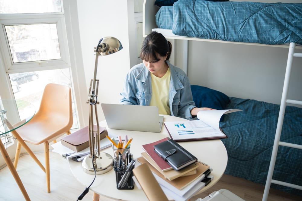 部屋の中で勉強している女性