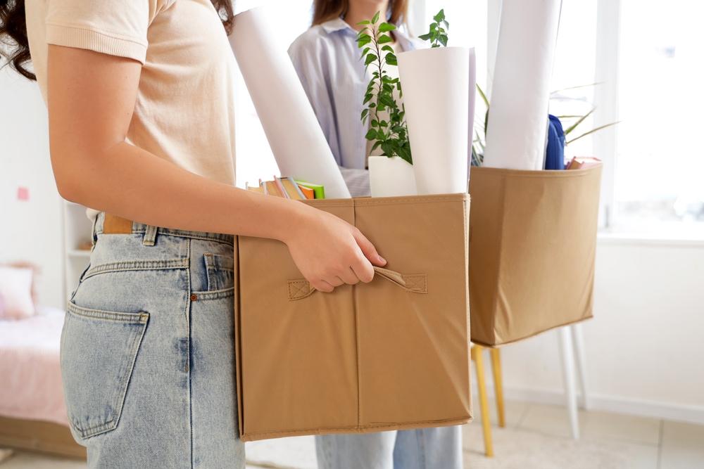 荷物を運んでいるところ