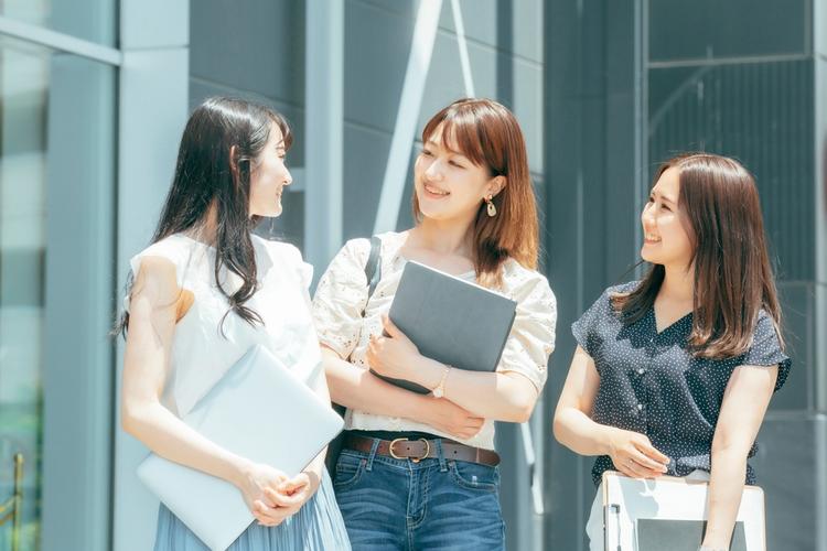 女性3人がキャンパスで話している画像